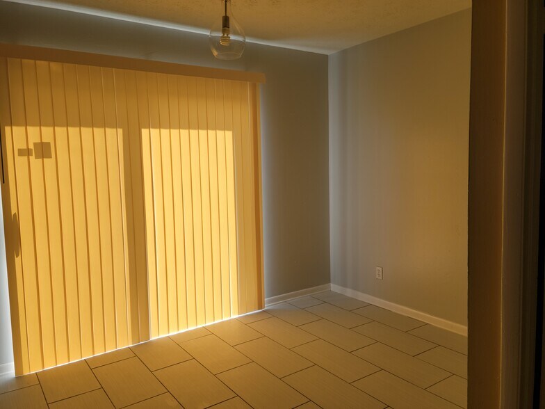 Building Photo - 8176 Old English Dr