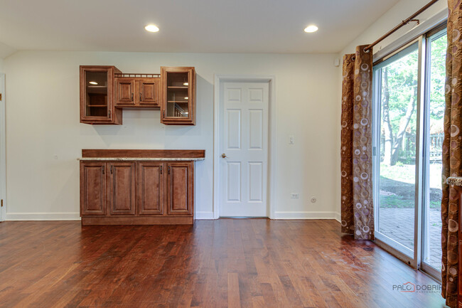 Building Photo - 813 Meadow Ln