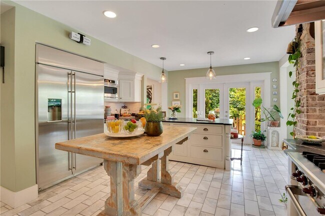 Building Photo - Queen Anne Victorian Estate