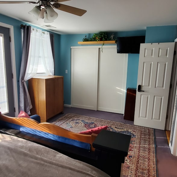 room north face - 3457 N Kedzie Ave