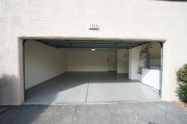 Building Photo - SHOWINGS AVAILABLE NOW