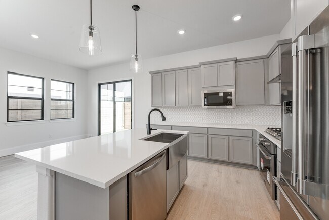 Building Photo - 12016 Royal Oaks Banner Wy