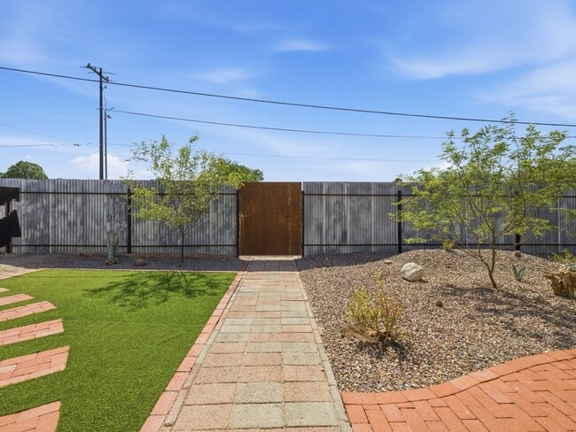 Building Photo - PRICE REDUCTION! – Cats and pets accepted!!