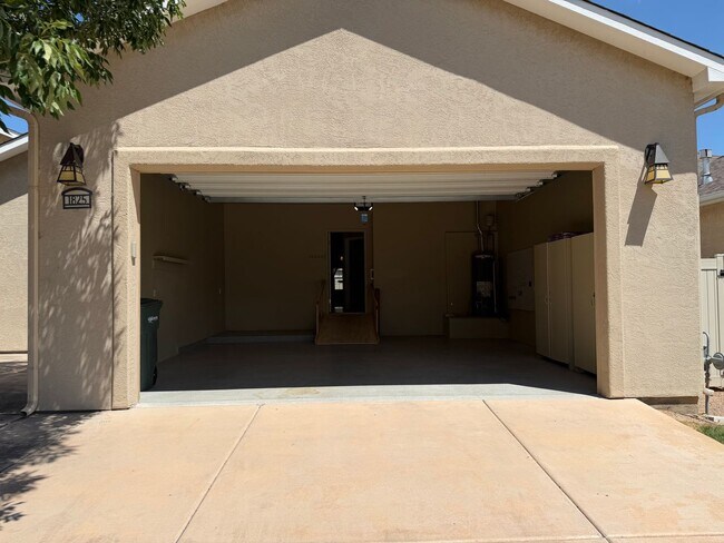 Building Photo - 1825 Venetian Dr