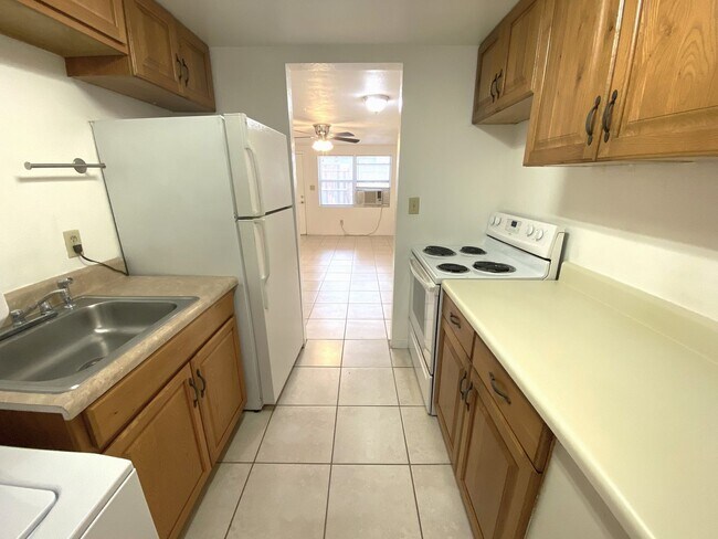 Building Photo - 908 SW 6th Ave