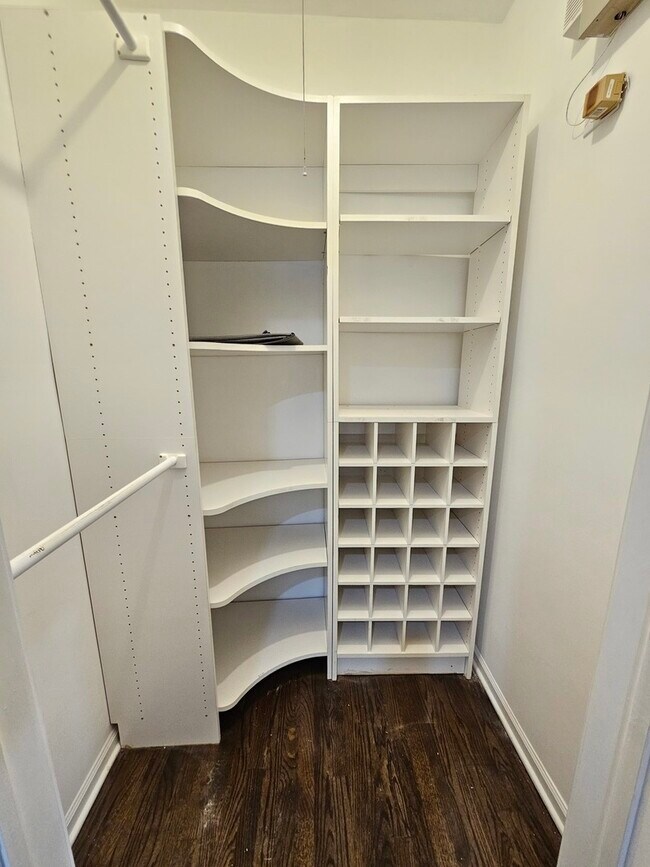 Building Photo - 1069 N Marshfield Ave