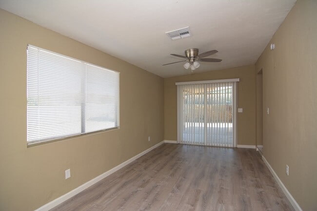 Building Photo - Updated 3 Bedroom 1 Bath Home! Central Tucson Location!
