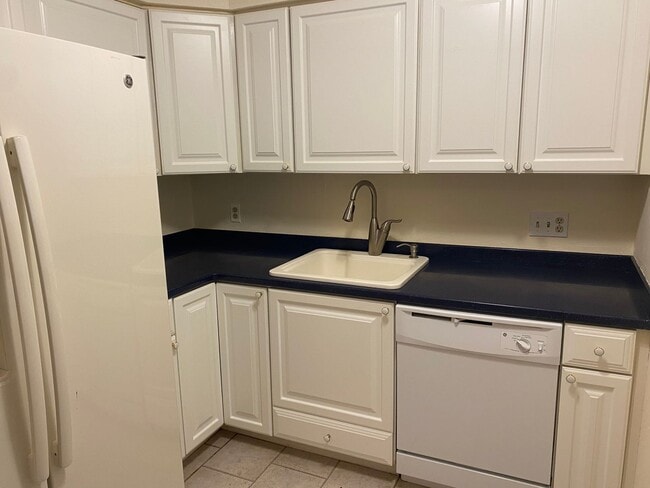 Building Photo - Two Bed, Two Full Bath Condo in Portsmouth...