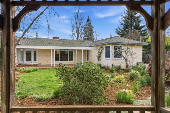 Building Photo - 8 Patricia Pl