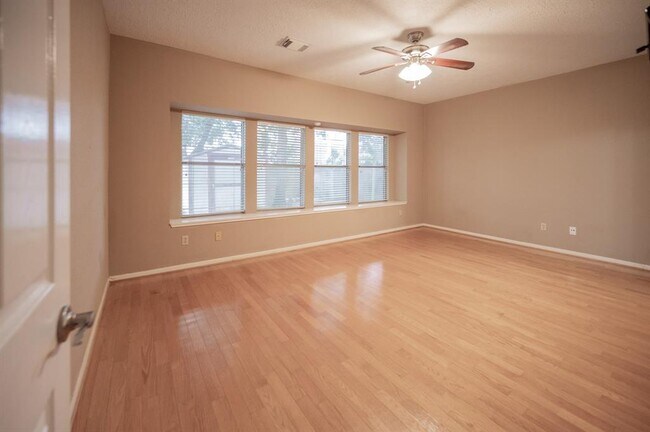 Building Photo - 1114 Gulfton Dr
