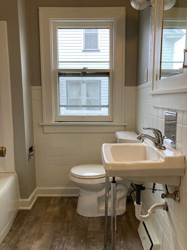 Building Photo - Charming 4 Bedroom 1 Bathroom Home in St.Cloud!