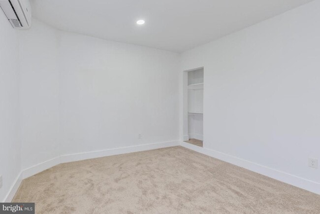 Building Photo - 745 Kenyon St NW