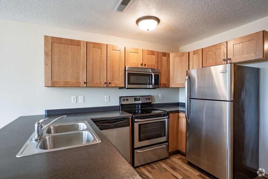 Studio - 724SF - Kitchen - Cottonwood Apartments