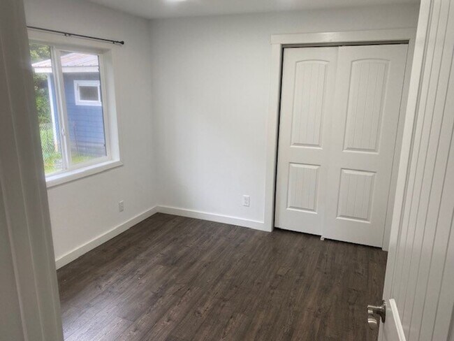 Building Photo - Remodeled 3 bed, 1 bath house with Large 2-car garage!