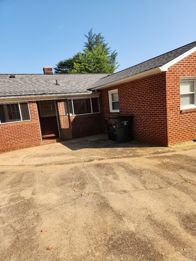Building Photo - Charming 3 bd, 1.5 ba home!