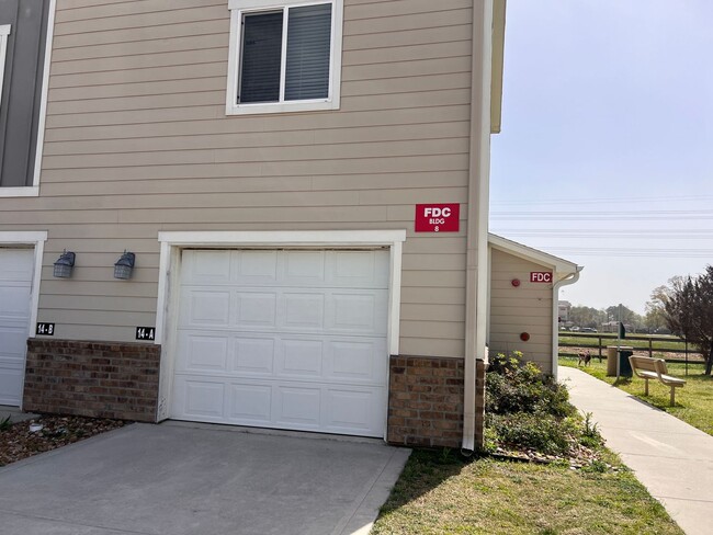 Building Photo - 3 Bedroom 2.5 Bathroom now available in Sp...