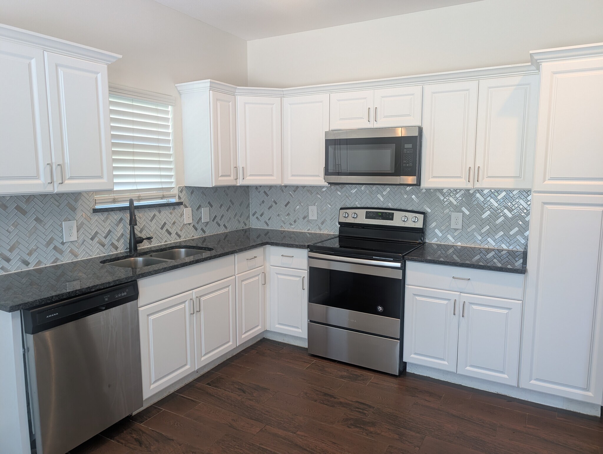 Building Photo - 1028 E Houston St