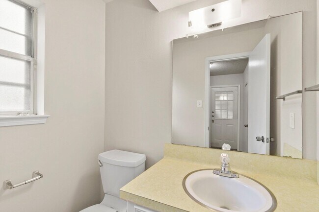 Building Photo - 3735 Pineleaf Dr