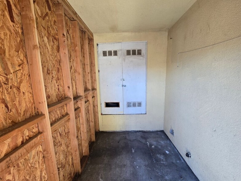 Building Photo - 10218 San Pedro St