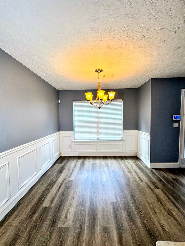 Building Photo - Spacious and cozy 3BR/2.5 bath townhome in...