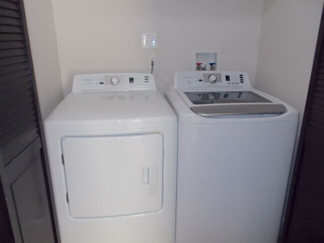 Building Photo - Beautifully Furnished 2-Bedroom 2-Bath Tow...