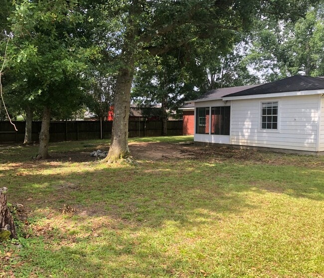 Building Photo - Four Bedroom House in Foley!