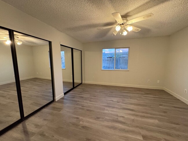 Building Photo - Newly Renovated Large Open Plan Home Avail...