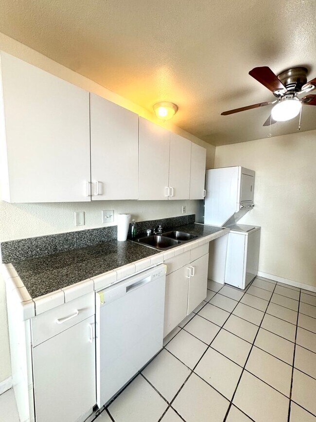 Building Photo - 2589 Hayes Dr