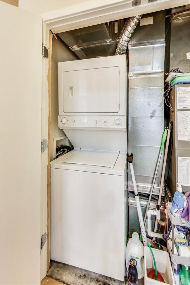 Building Photo - Beautiful 1 bedroom + 1 Ba + Garage space ...