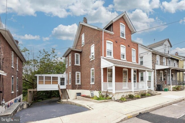 Building Photo - 147 2nd Ave