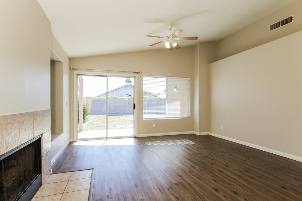 Building Photo - 8547 W Laurel Ln
