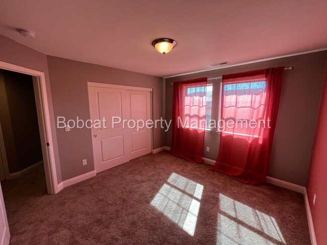 Building Photo - 3 Bedroom 2.5 Bathroom Townhouse in Carson...