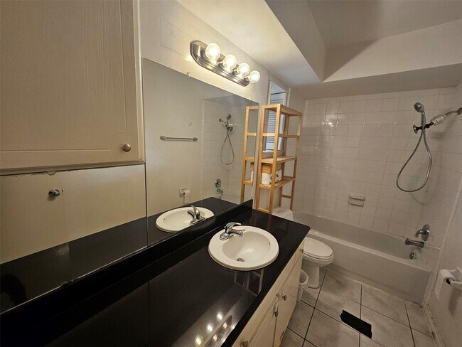 Building Photo - 7900 Westheimer Rd