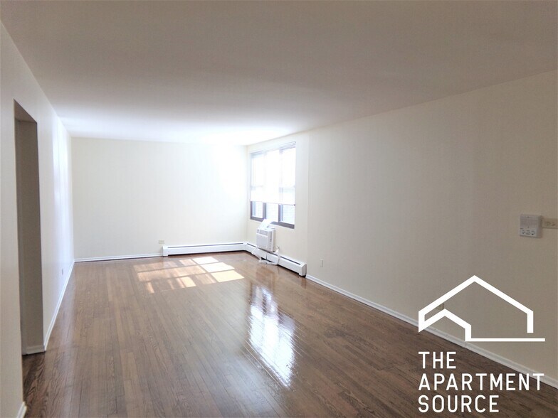 Building Photo - 1644 W Sherwin Ave