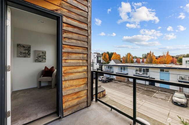 Building Photo - Modern and Sleek 3 Bed Townhome in Heart o...