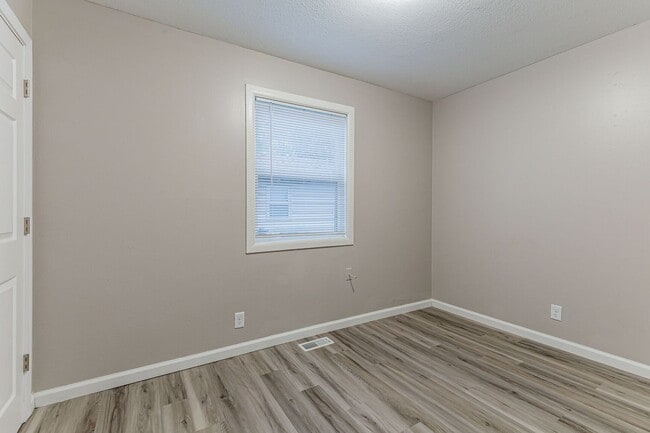 Building Photo - 1603 Kings Way