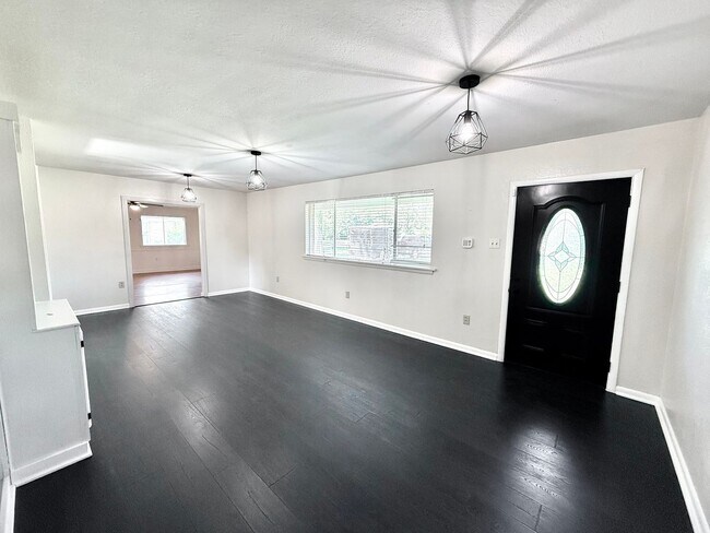 Building Photo - 325 Marilyn Dr