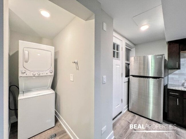 Building Photo - 2 bedroom in EVANSTON IL 60202