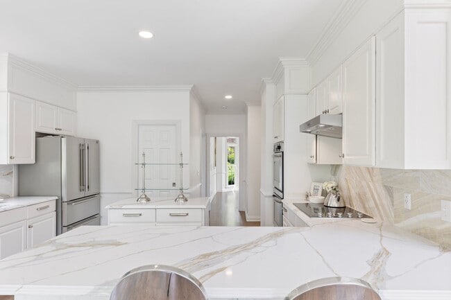 Building Photo - Luxury Furnished Home