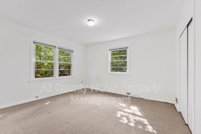 Building Photo - 3160 Ravenwood Dr
