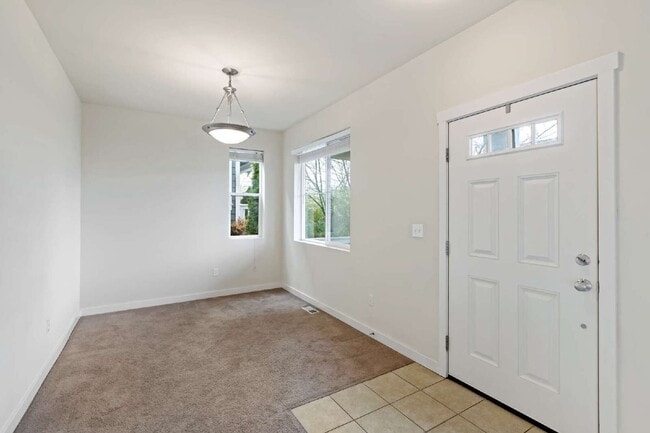 Building Photo - Enjoy this immaculate home in a park-like setting showcasing the beauty of the Issaquah Highland ...