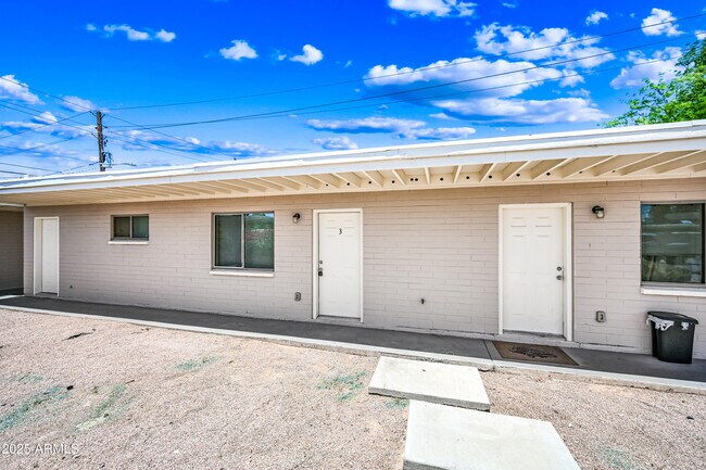 Primary Photo - 3949 E Earll Dr