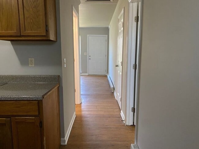 Building Photo - 1 Bedroom Renovated Duplex Unit - Great Lo...