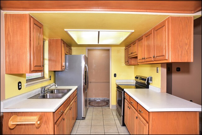 Building Photo - 6700 Escondido Dr