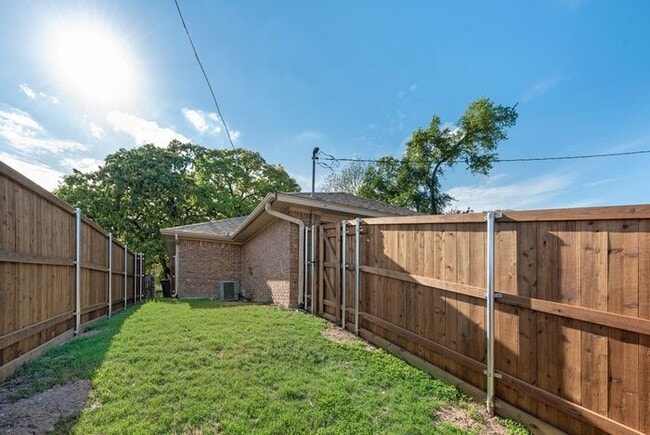 Building Photo - Quiet & Bright Home in Irving