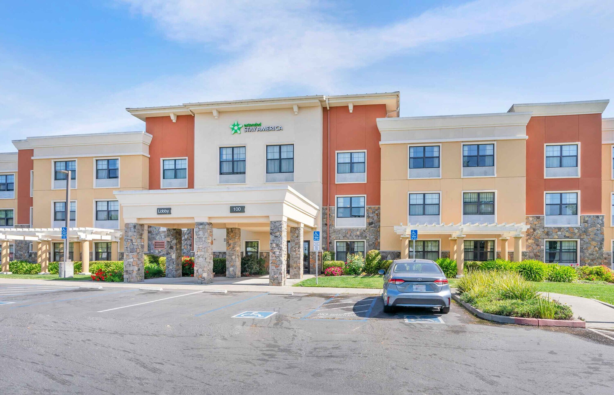 Building Photo - Furnished Studio-Santa Rosa - North