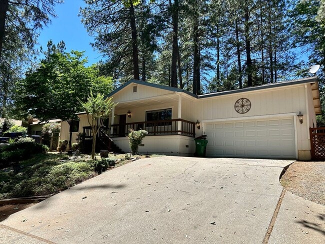 Primary Photo - 3 Bedroom 2 Bathroom House in Desirable Al...