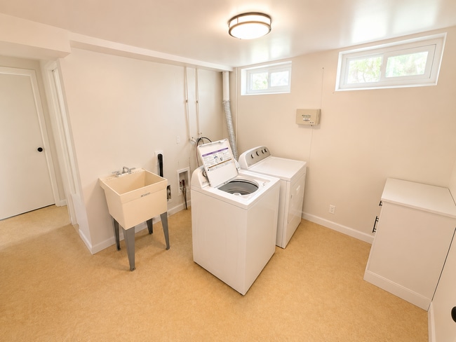 Building Photo - Updated 5 bedroom home is ready for you!