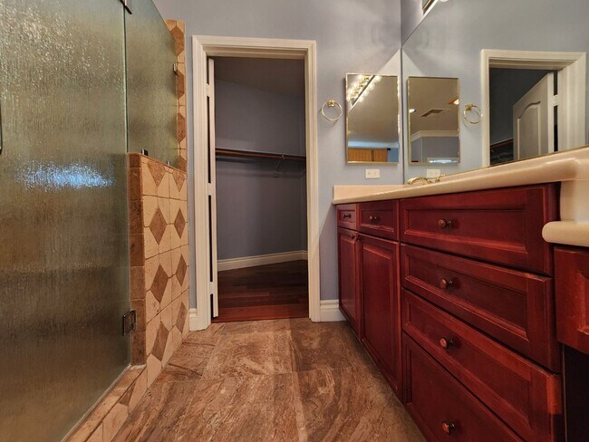 Building Photo - Entertainers Delight with minutes of shopping and restaurants