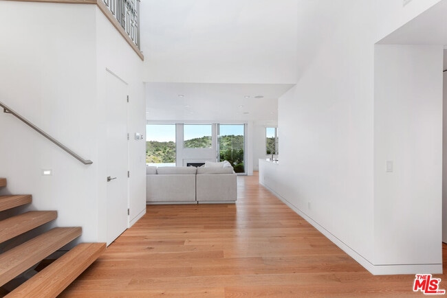 Building Photo - 3642 Beverly Ridge Dr